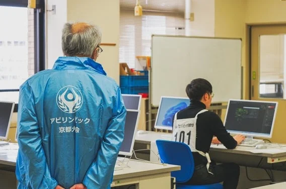 アビリンピック競技に取り組む参加者