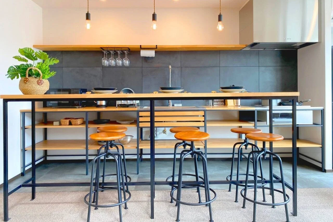 モダンでインダストリアルな雰囲気のキッチンとダイニングスペース