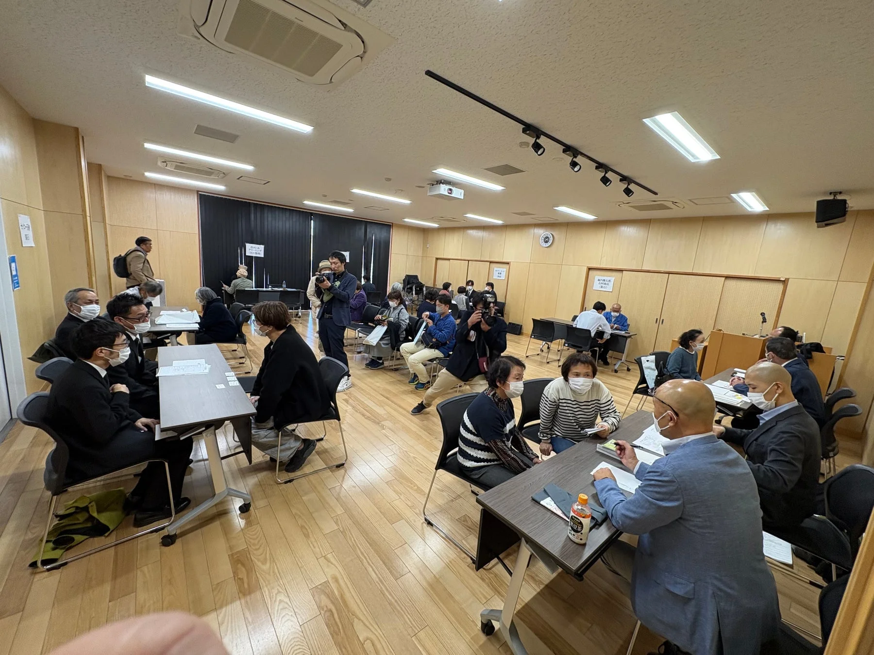 会議やイベントに参加する人々