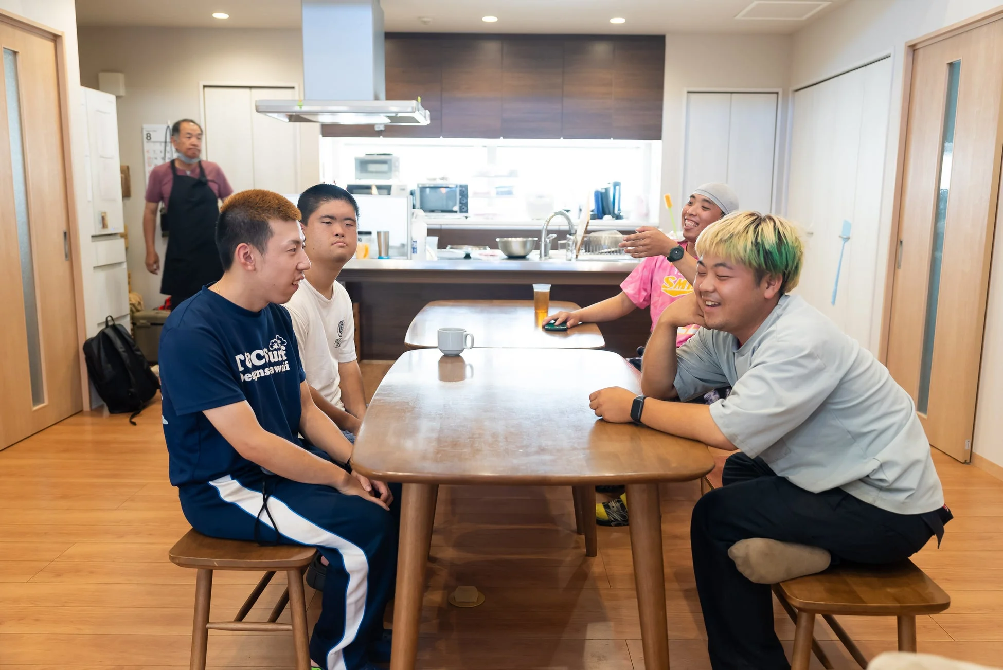 若者と高齢者の団らん