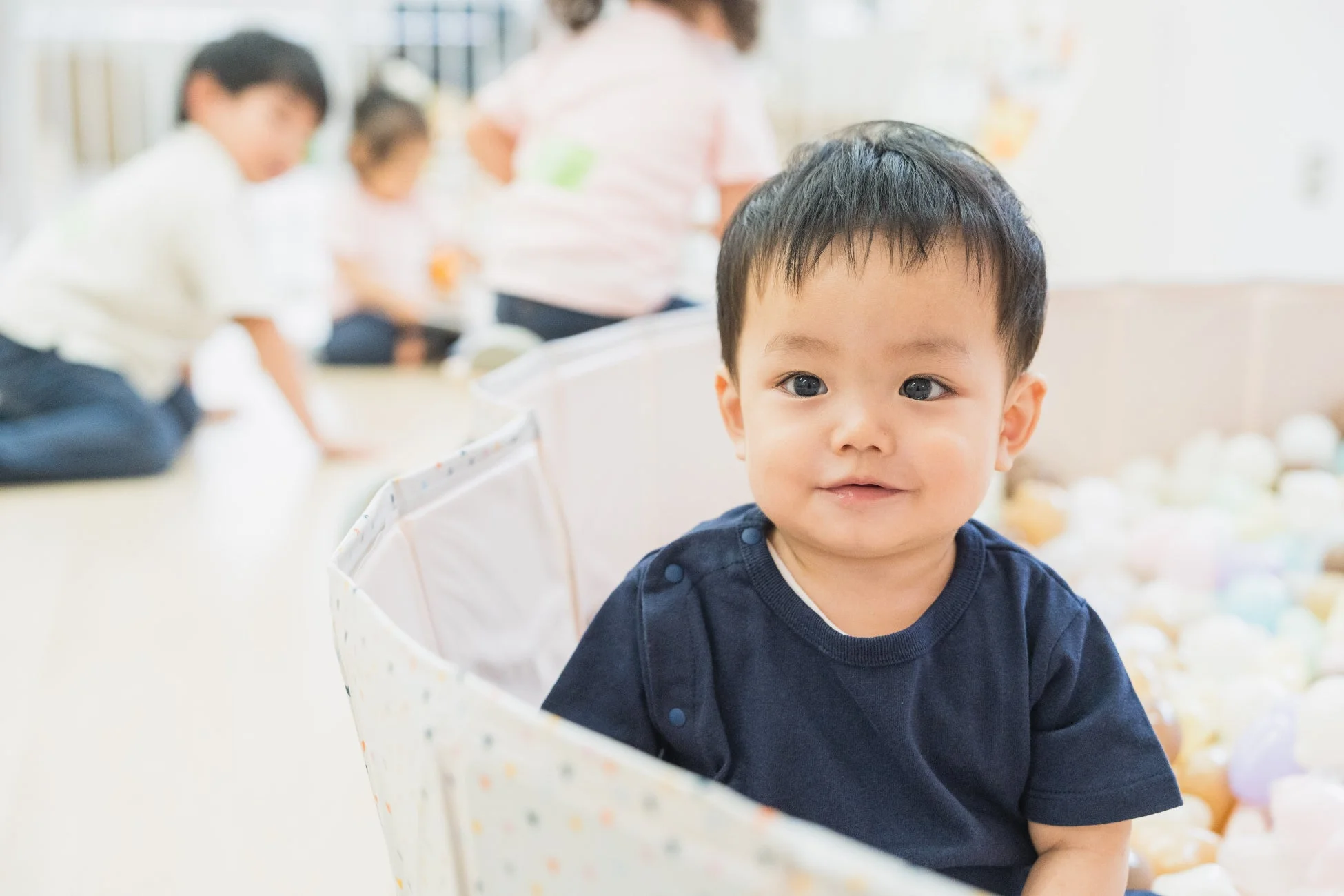 ボールプールで遊ぶ笑顔の赤ちゃん
