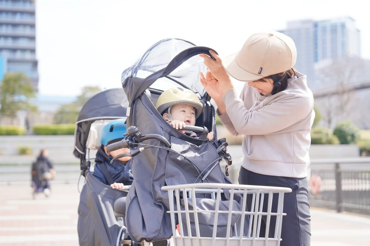 母親が自転車で子供と出かける様子