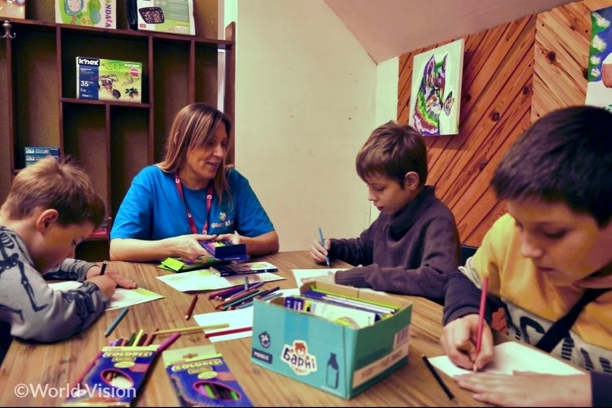 子どもたちが絵を描く様子