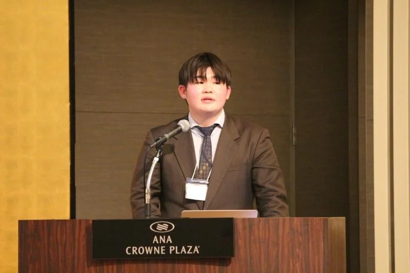 ANA CROWNE PLAZAの演台でプレゼンテーションを行う男性