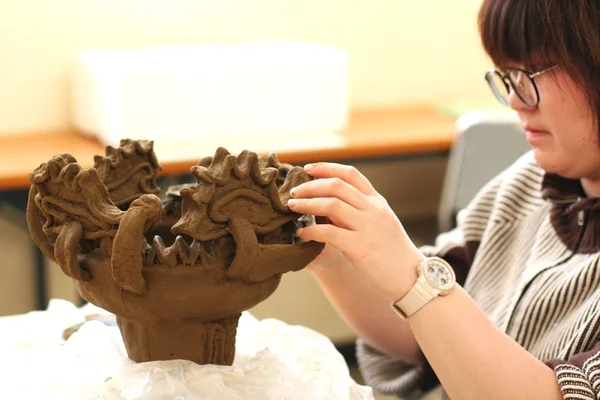 女性が粘土細工