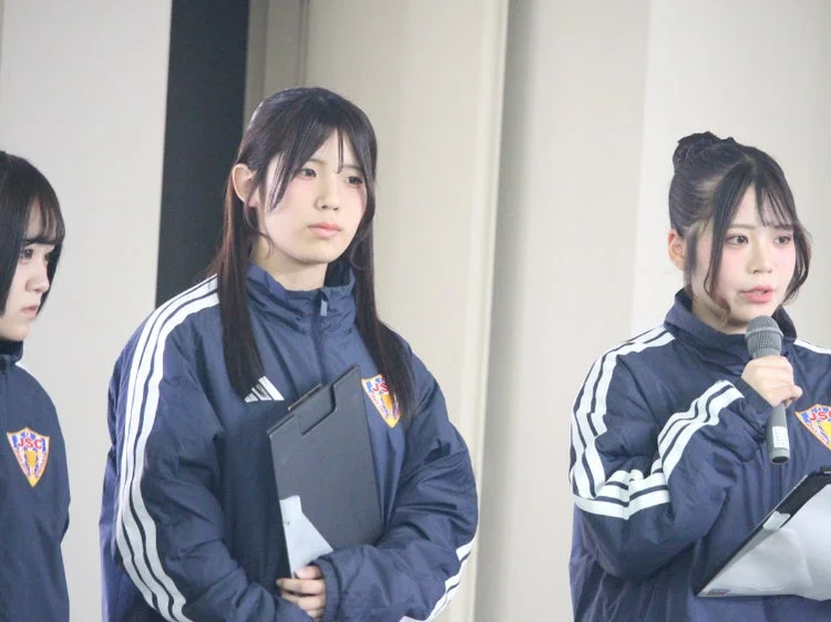 女性グループがプレゼンテーションを行っている様子