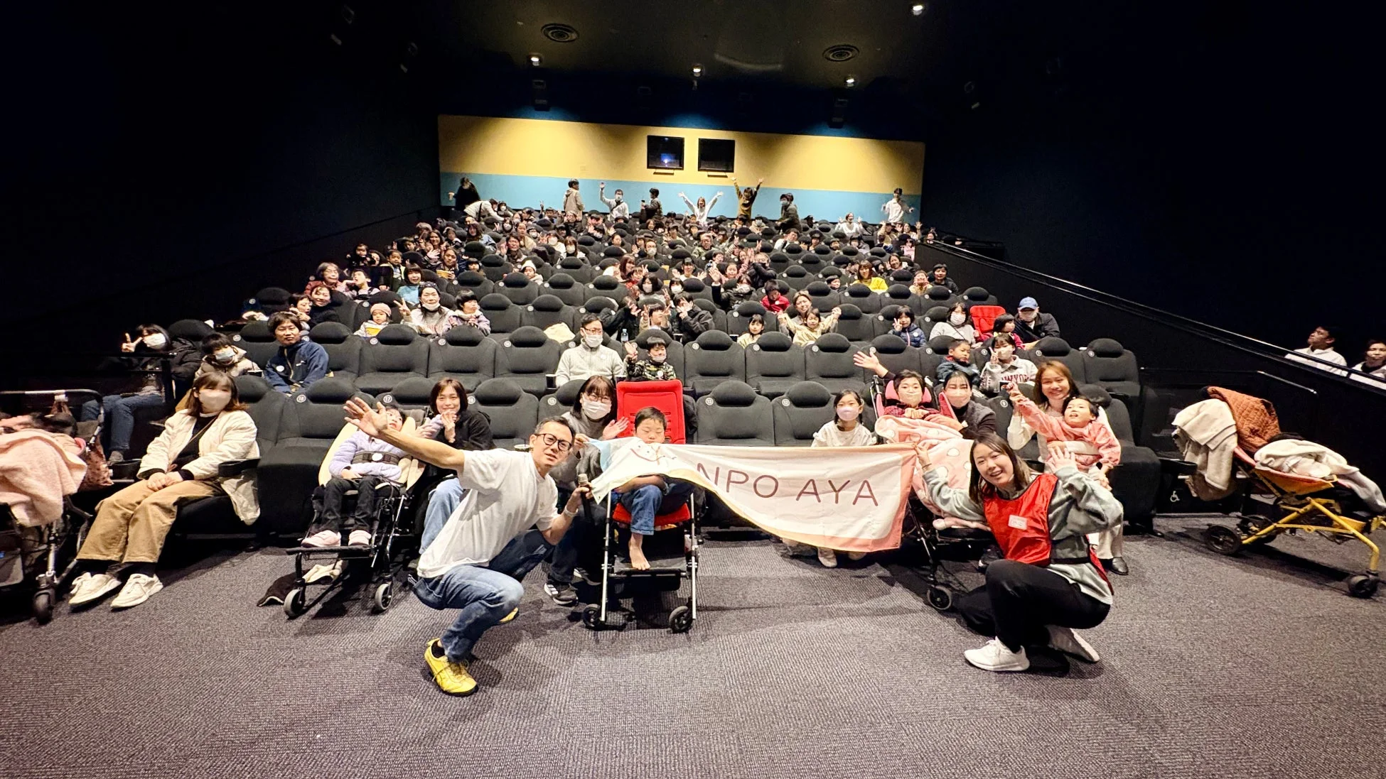 映画館で笑顔の参加者たち