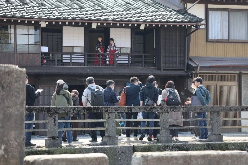 着物姿の女性と伝統的家屋