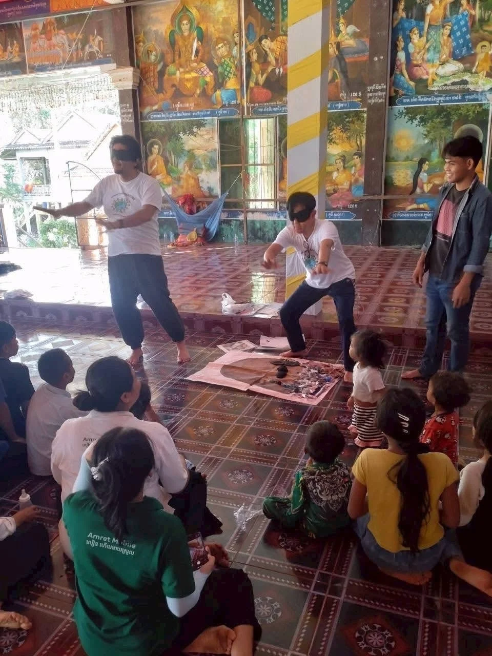 寺院のような屋内でゲームを楽しむ様子