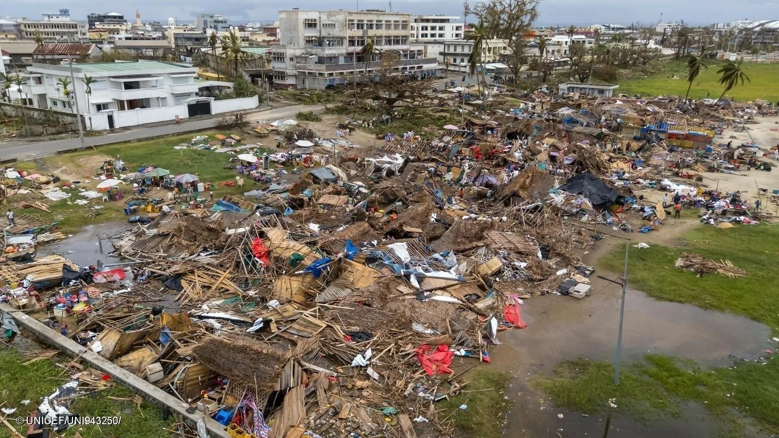 自然災害によって壊滅的な被害を受けた都市の俯瞰画像