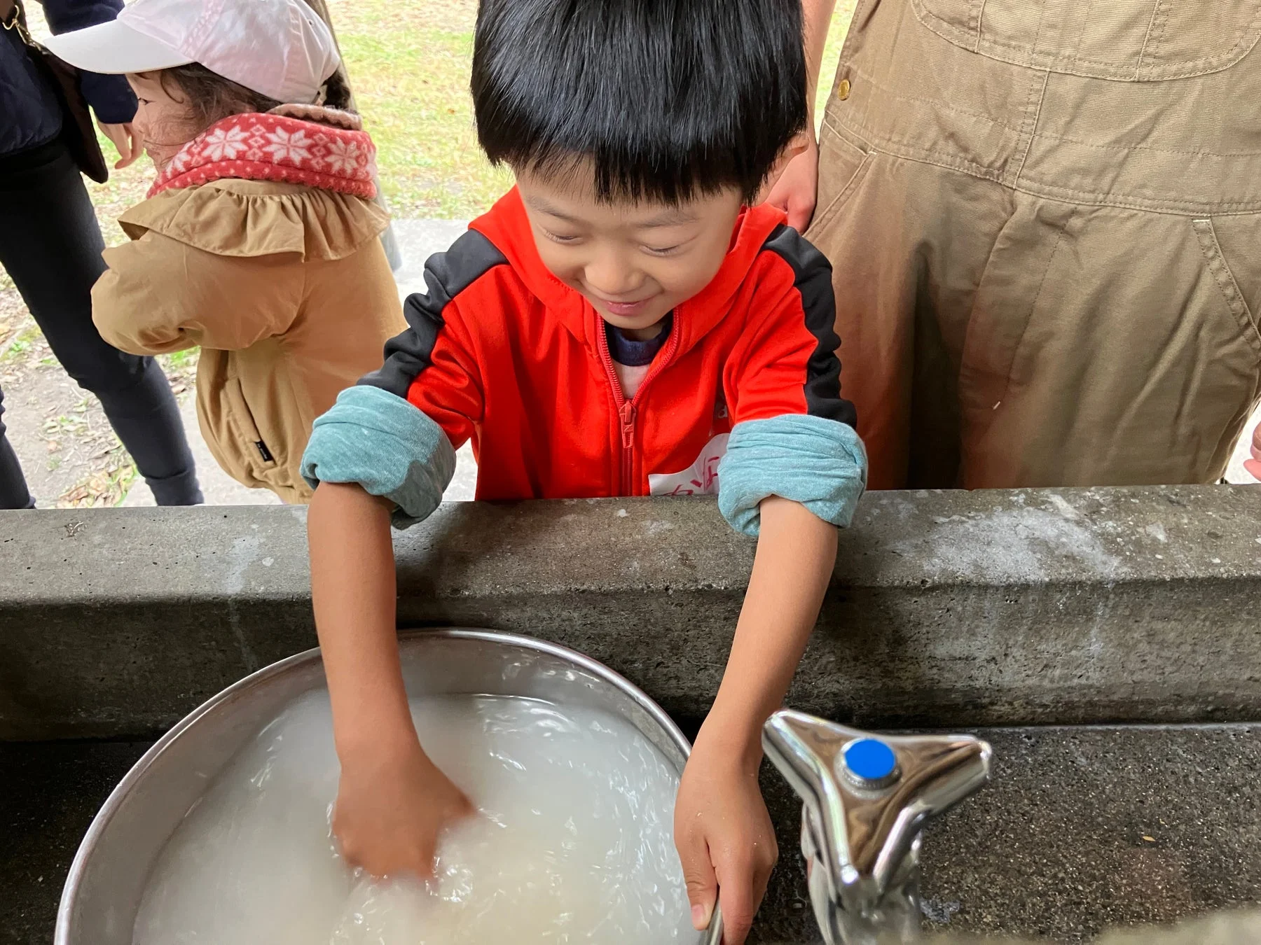 米洗いをする男の子