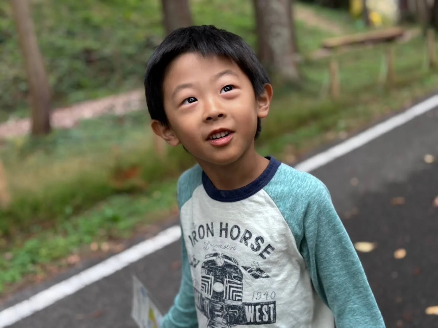 屋外の道を歩く男の子