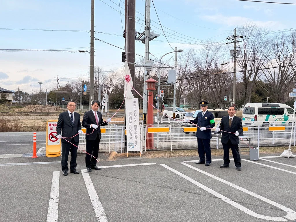 亀岡市で防犯カメラ設置に伴う協定締結と除幕式が行われた様子