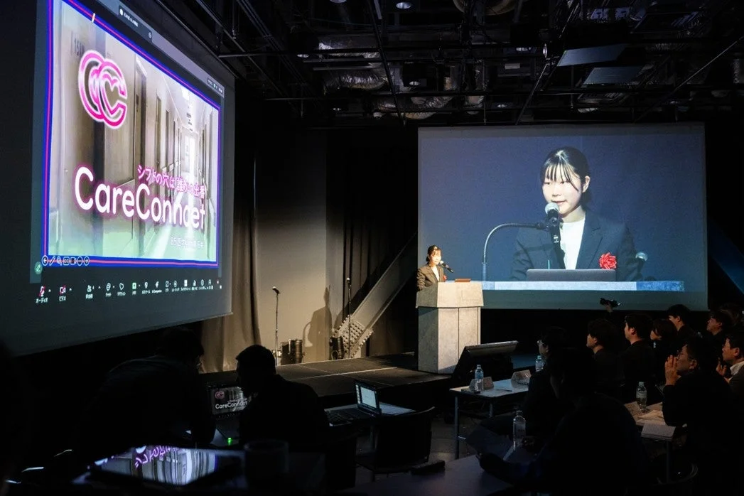 暗い会場で行われているプレゼンテーションの様子