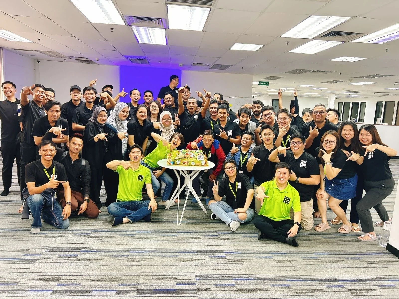 オフィスでの集合写真