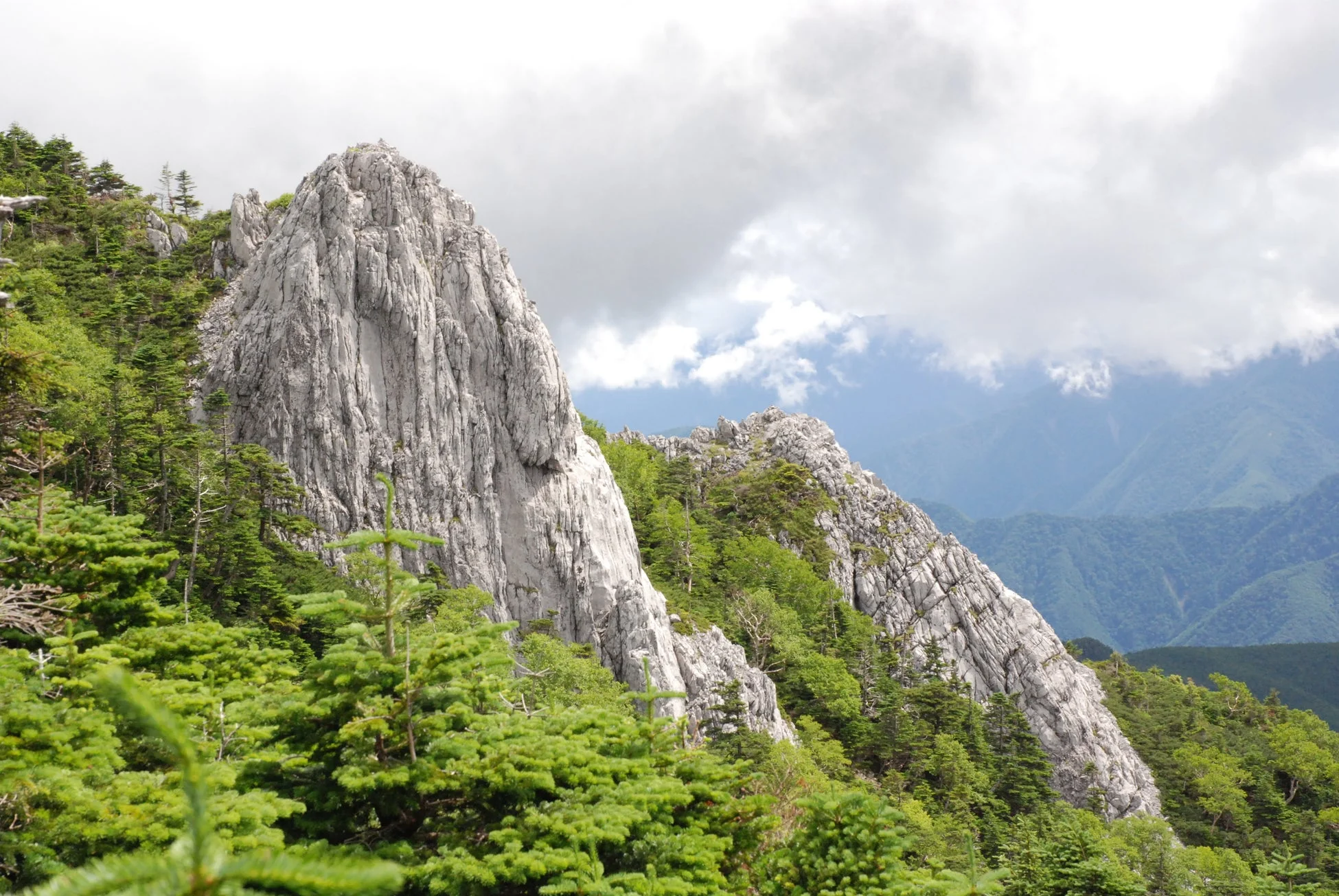緑豊かな森林に囲まれた、壮大な岩山