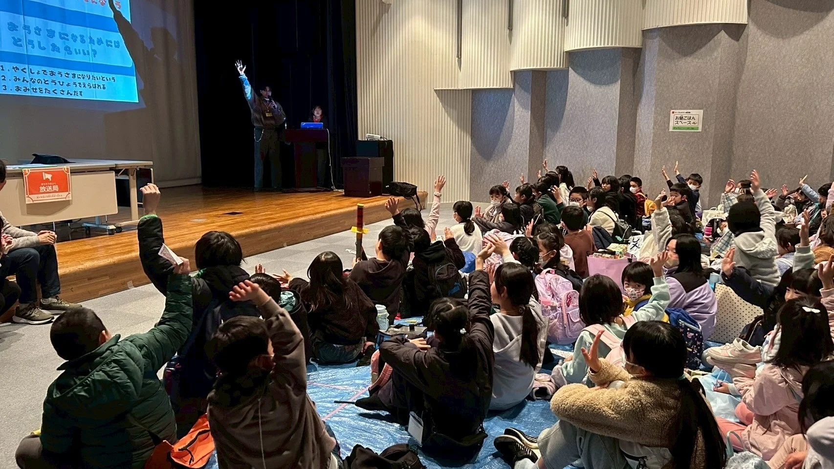 説明に熱心に耳を傾ける子どもたち