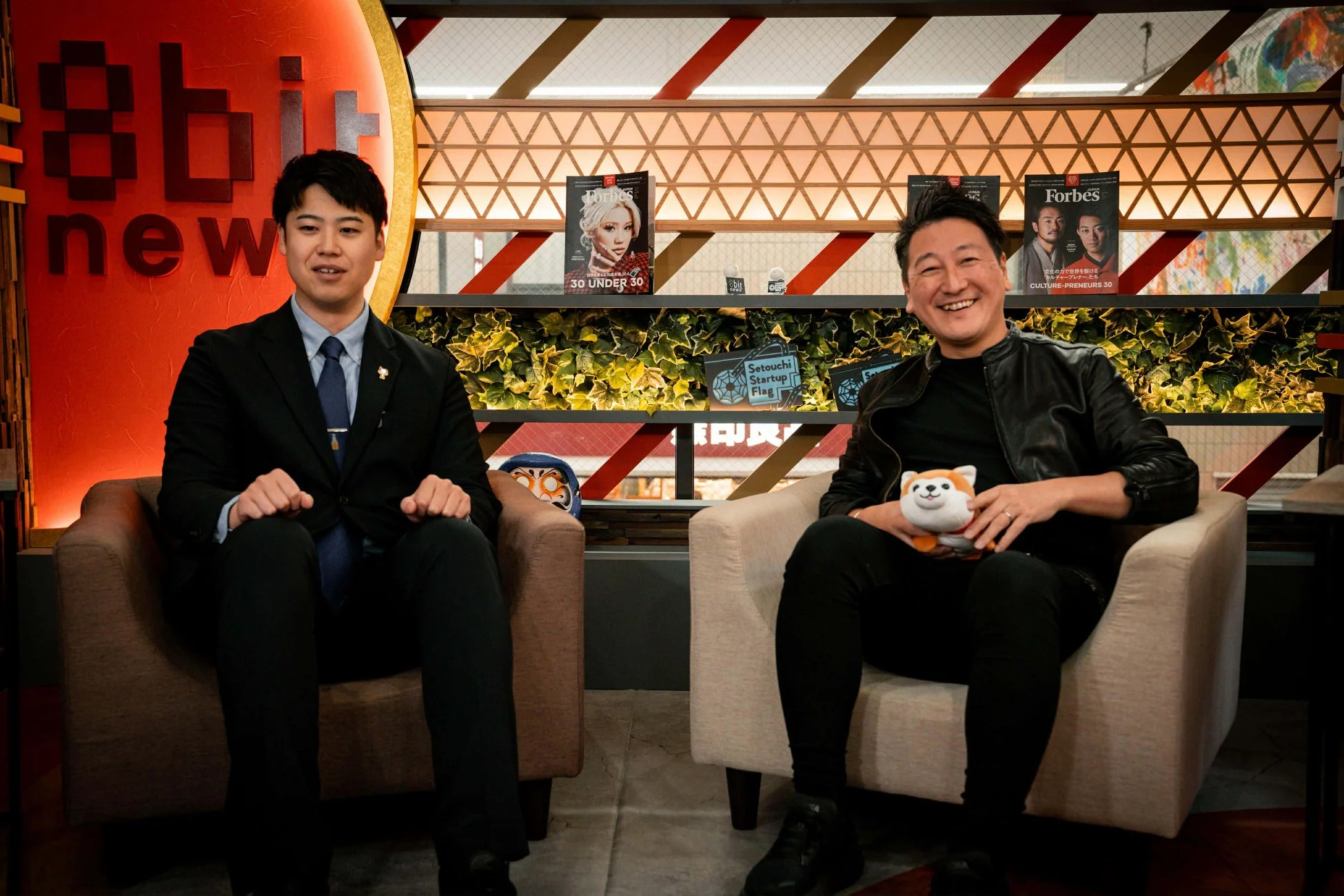 堀潤氏と対談する男性