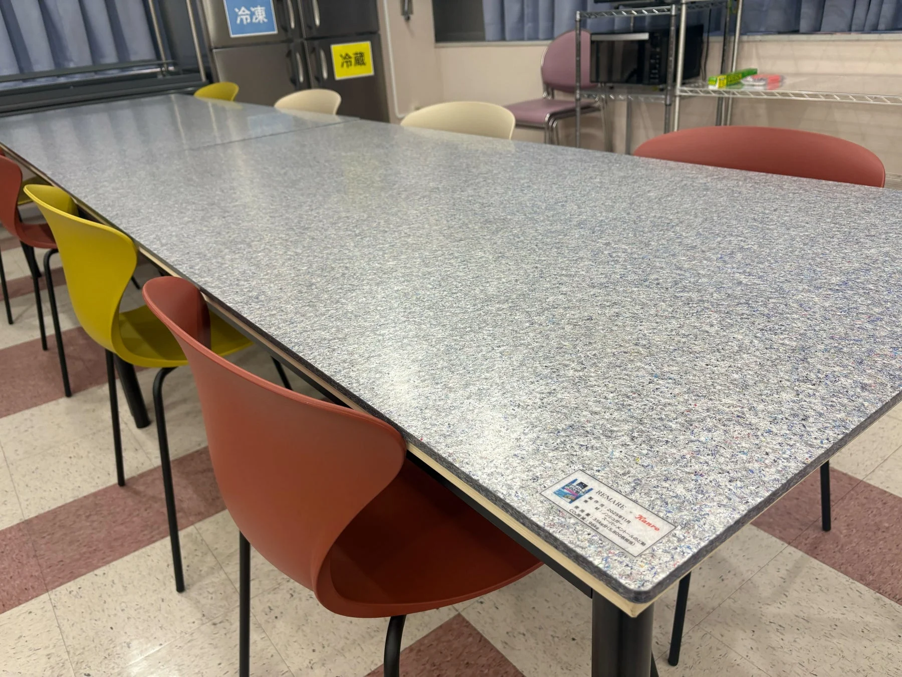 カンロひかり工場社員食堂のテーブル