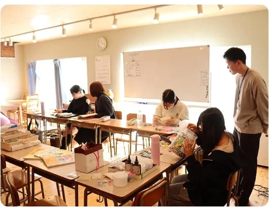 教室で学習する様子