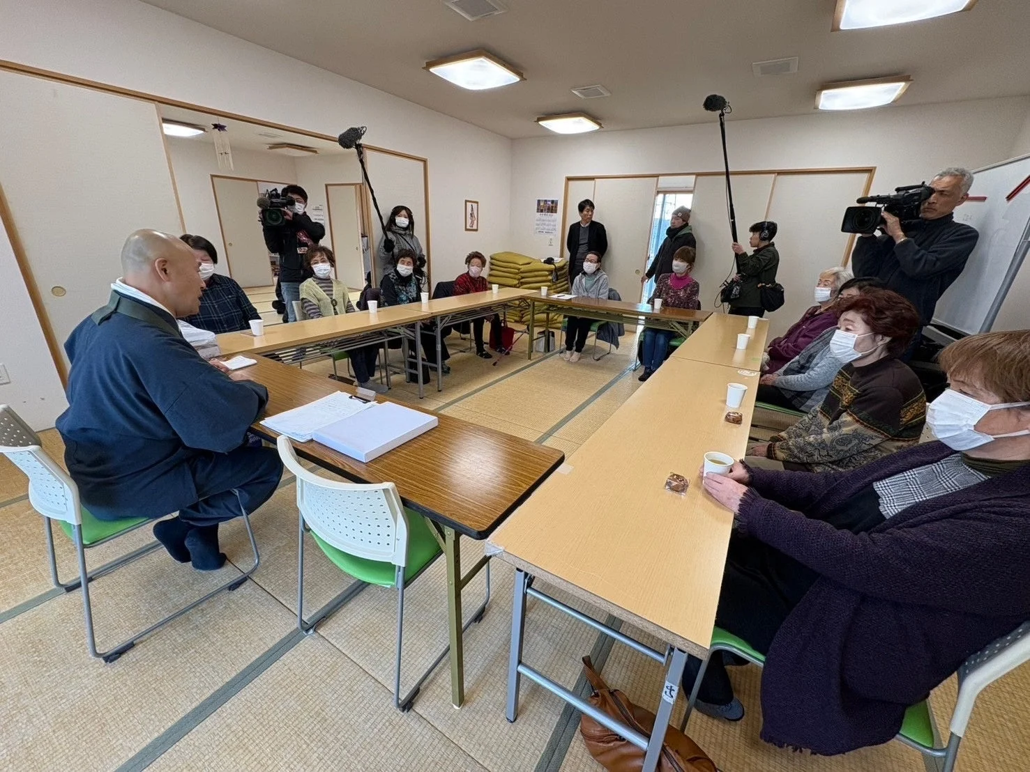 会議やセミナーに参加する高齢者