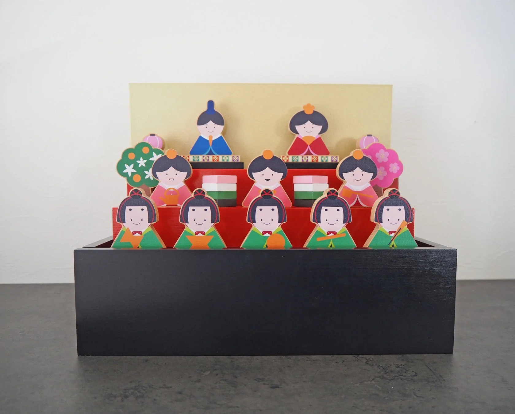 コンパクトなひな人形の飾り付け