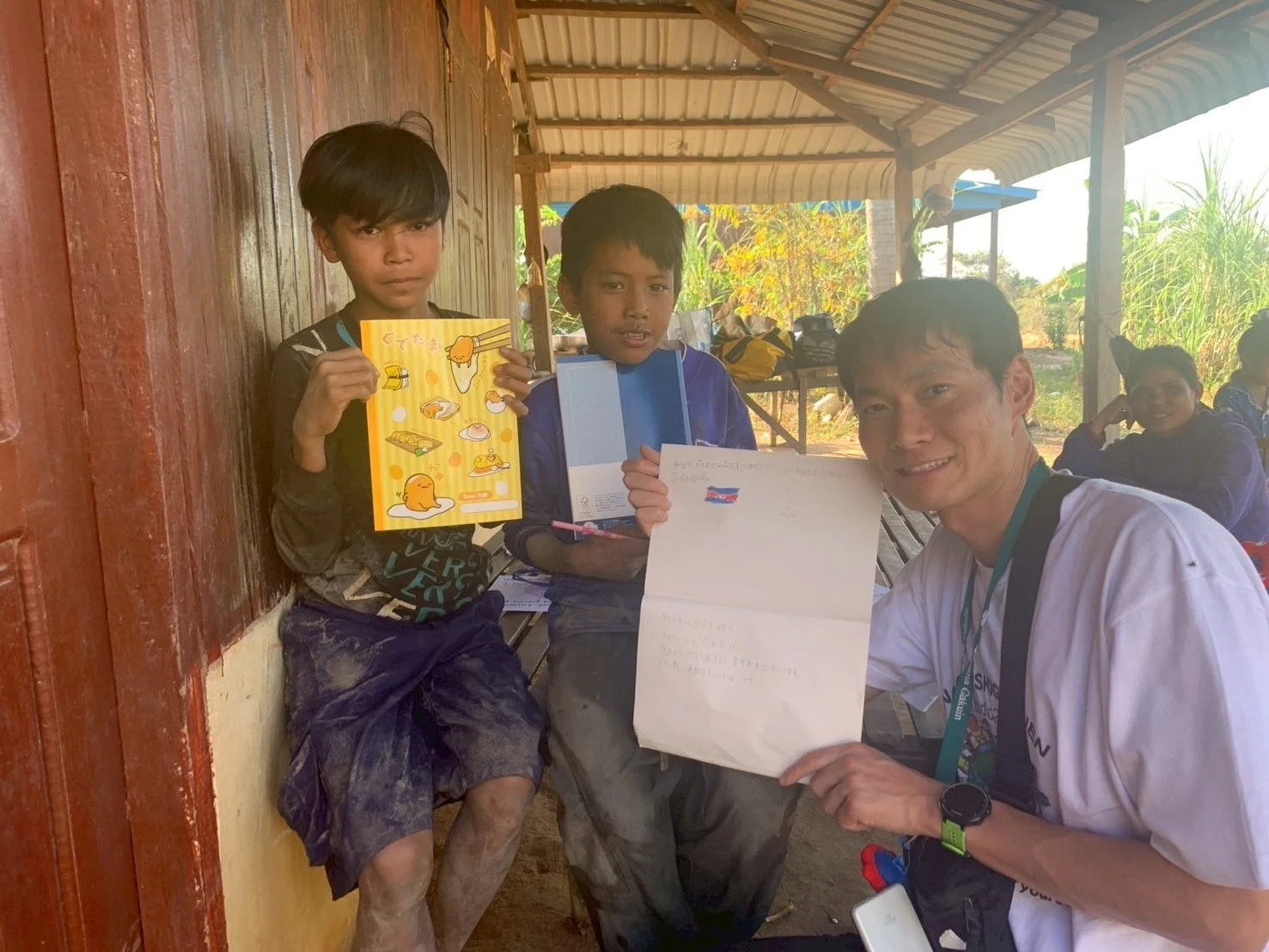 東南アジアでプレゼントを受け取った子供たちの喜び