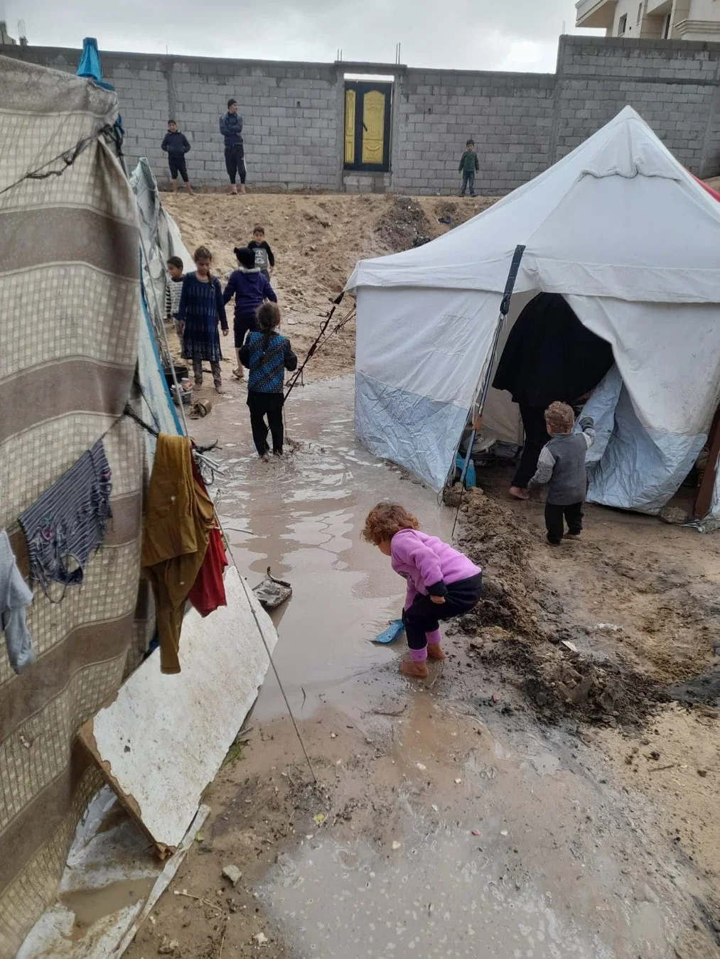 泥の中を歩く子供たち