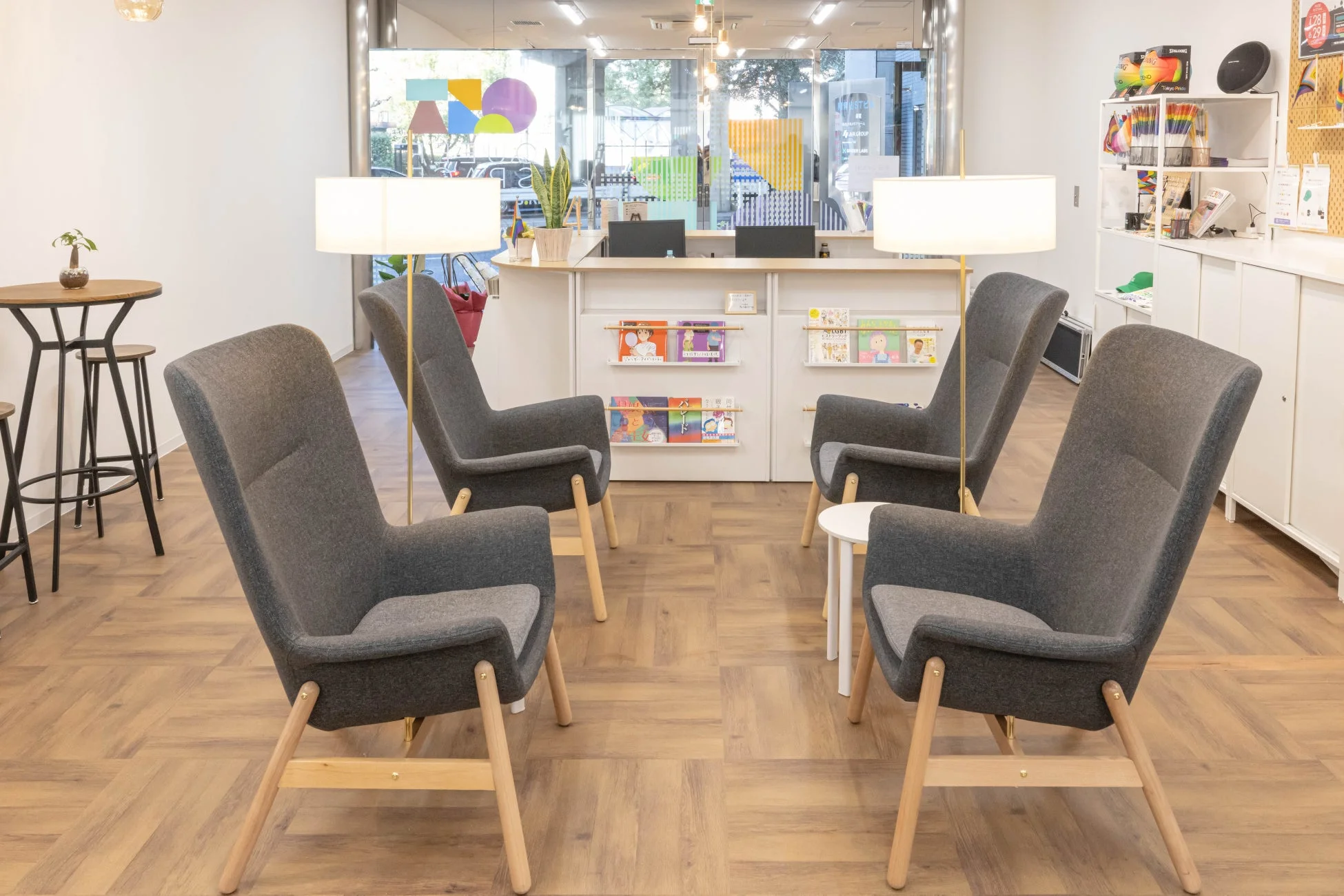 Queer Space Tokyoの内部、ラウンジのような空間