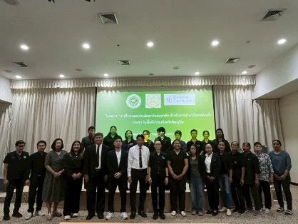 会議室での集合写真