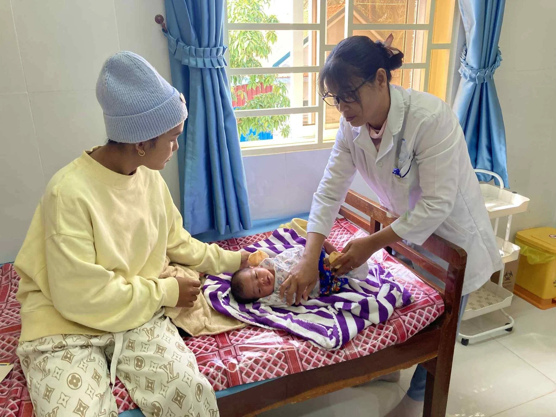 医療従事者が赤ちゃんを診察