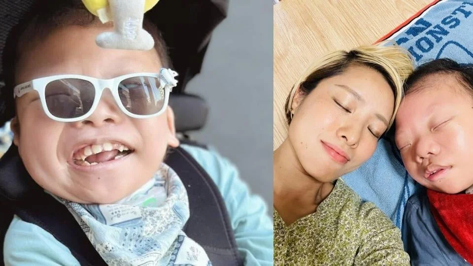 白いサングラスをかけた子供と、同じ子供と一人の女性が寄り添って穏やかに眠っている様子