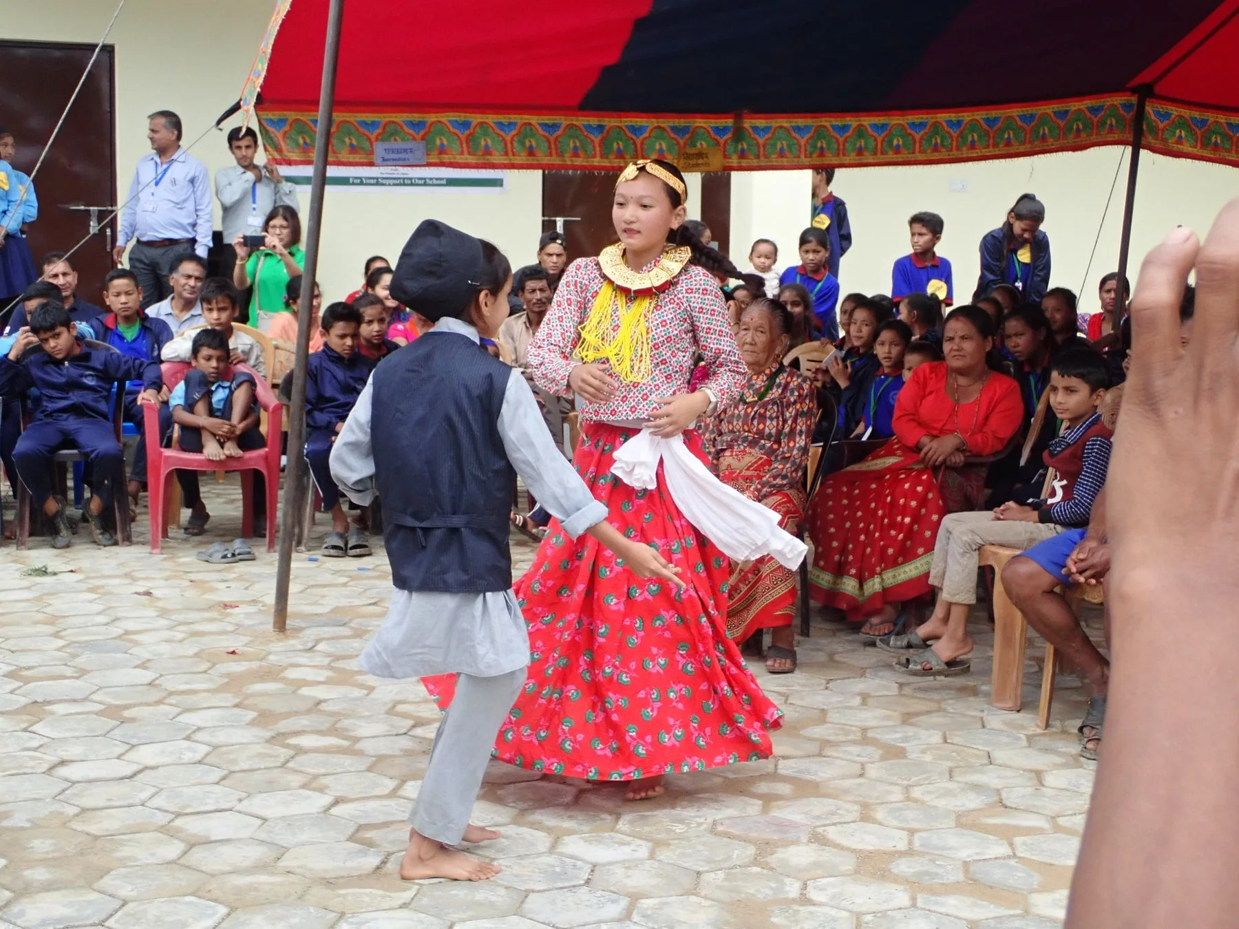 民族衣装で踊る子どもたち