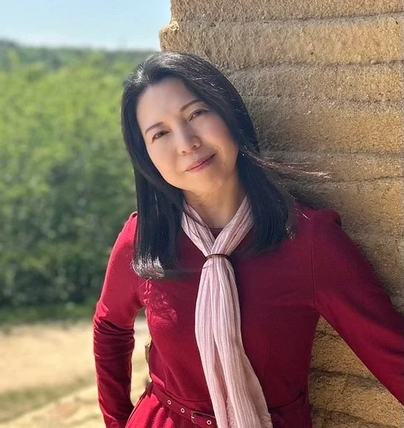 屋外で微笑む女性