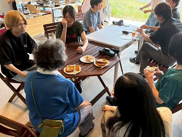 屋外で世代を超えた交流の様子