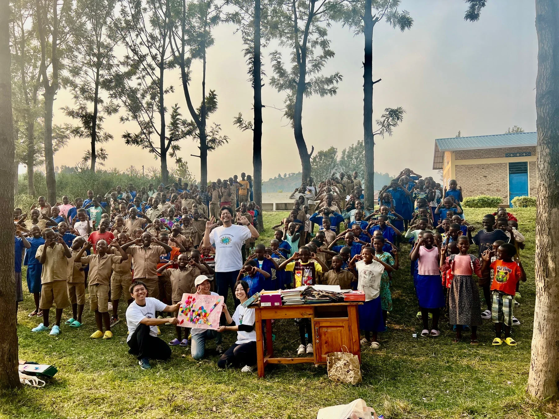 子供たちと大人の集合写真