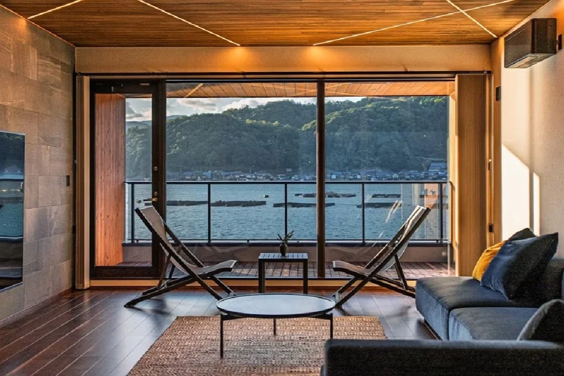 海と山が一望できるモダンなリビングルーム