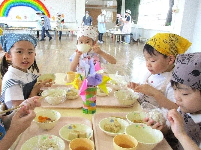 園児が食事をしている様子