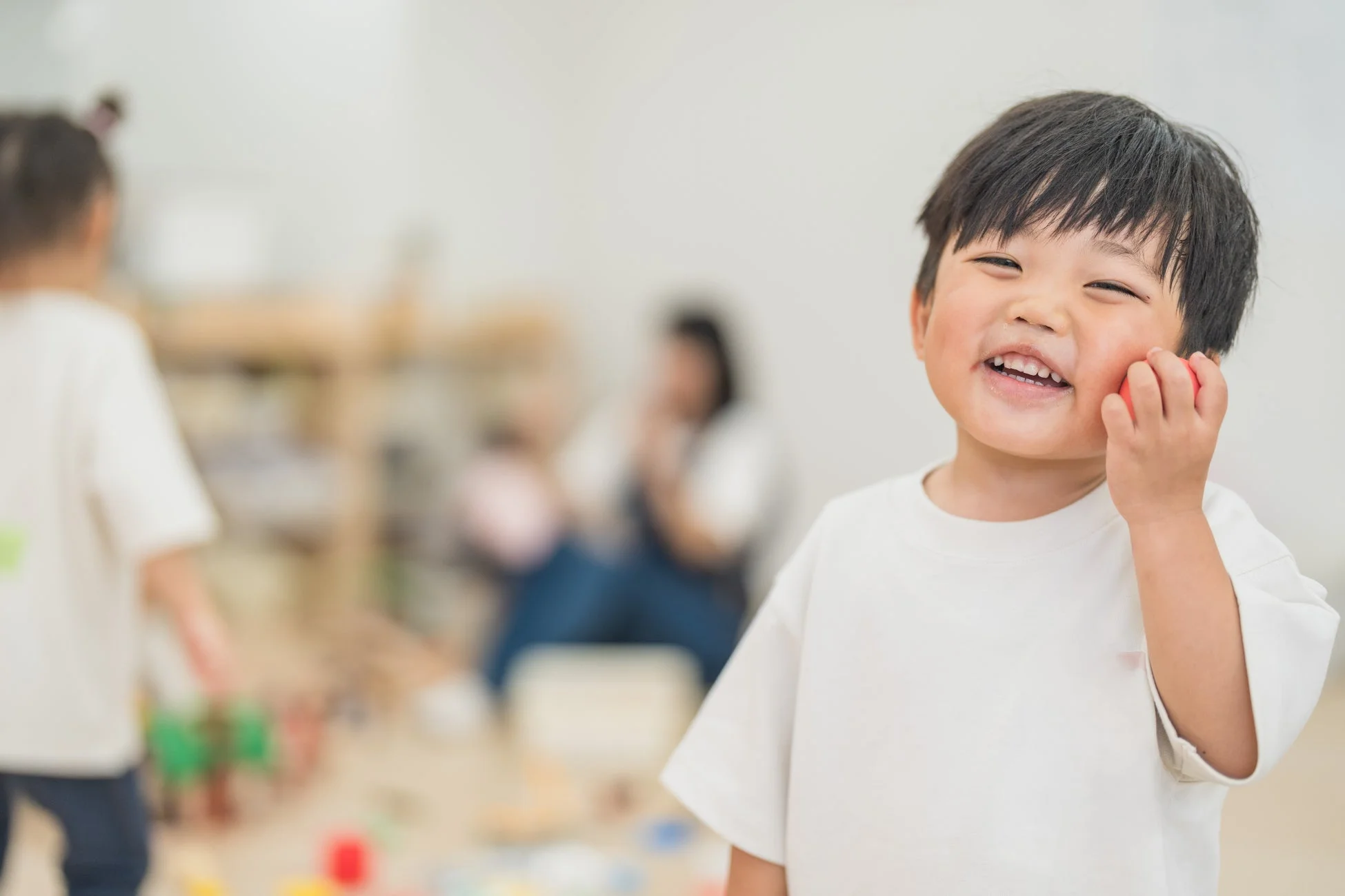 満面の笑みを浮かべる幼児
