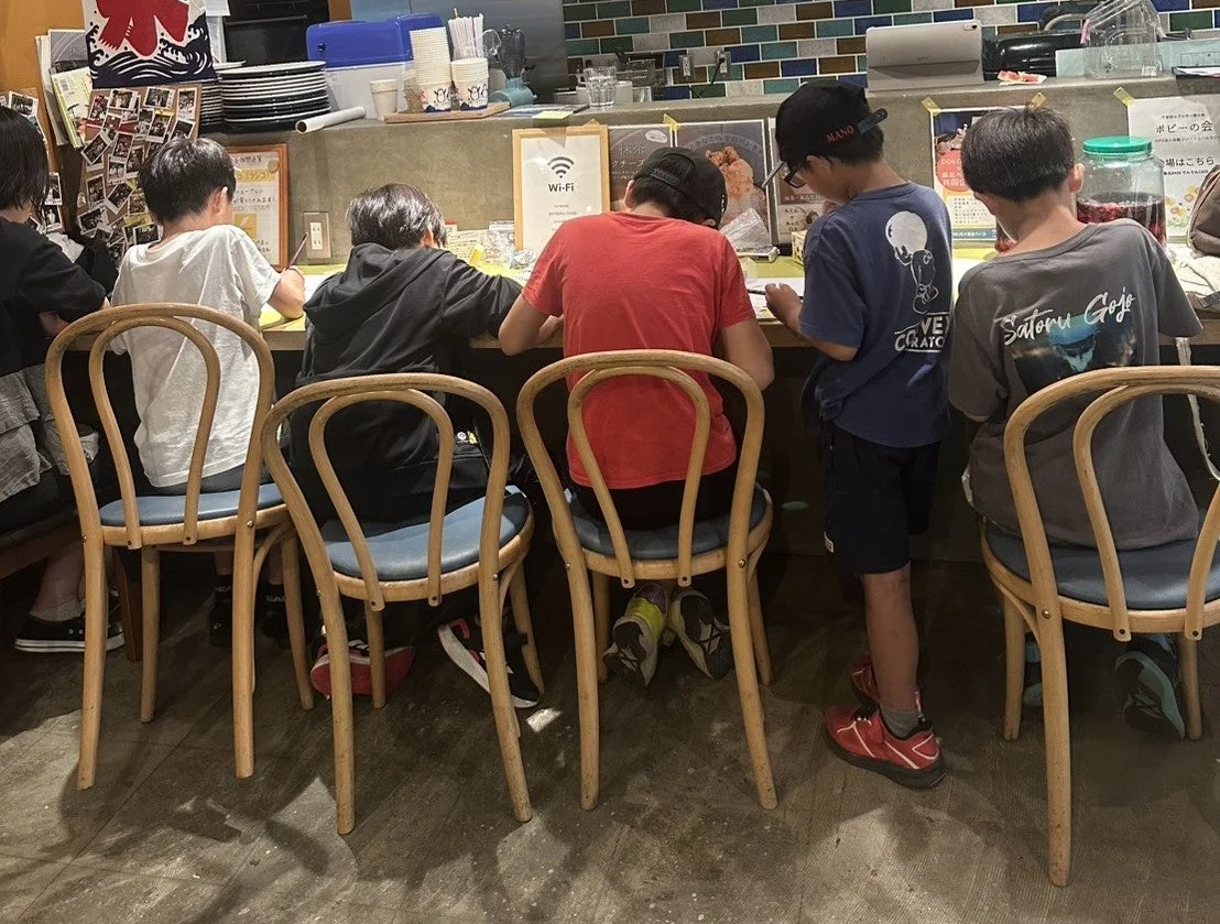 子供たちがカウンター席に座る様子