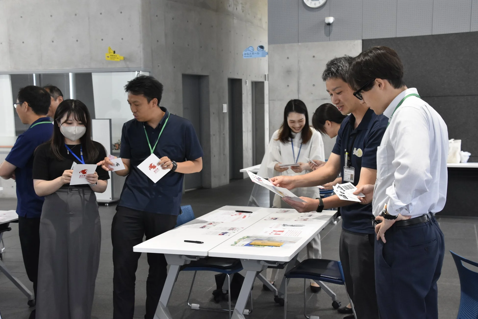 セミナーで資料を見る参加者