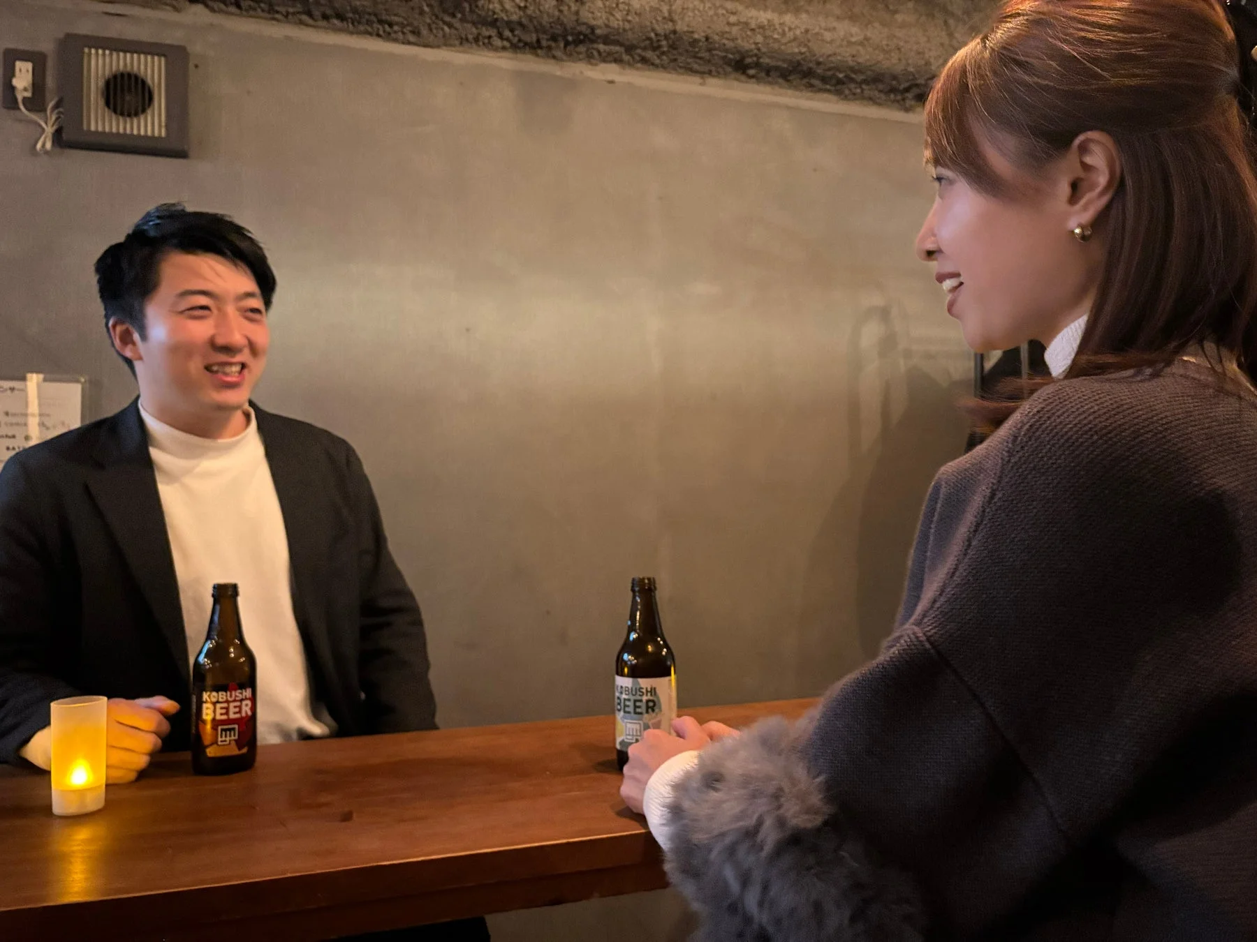 男女がバーカウンターで会話