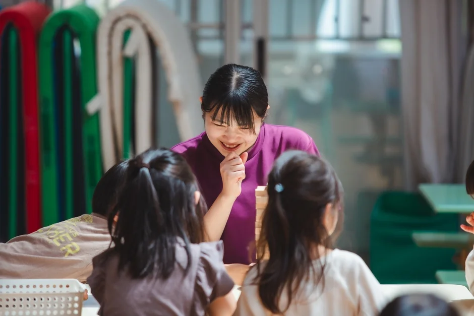 先生,子供,笑顔,遊び,幼稚園,保育園,室内,ジェンガ,ブロック,教育,交流,楽しい
