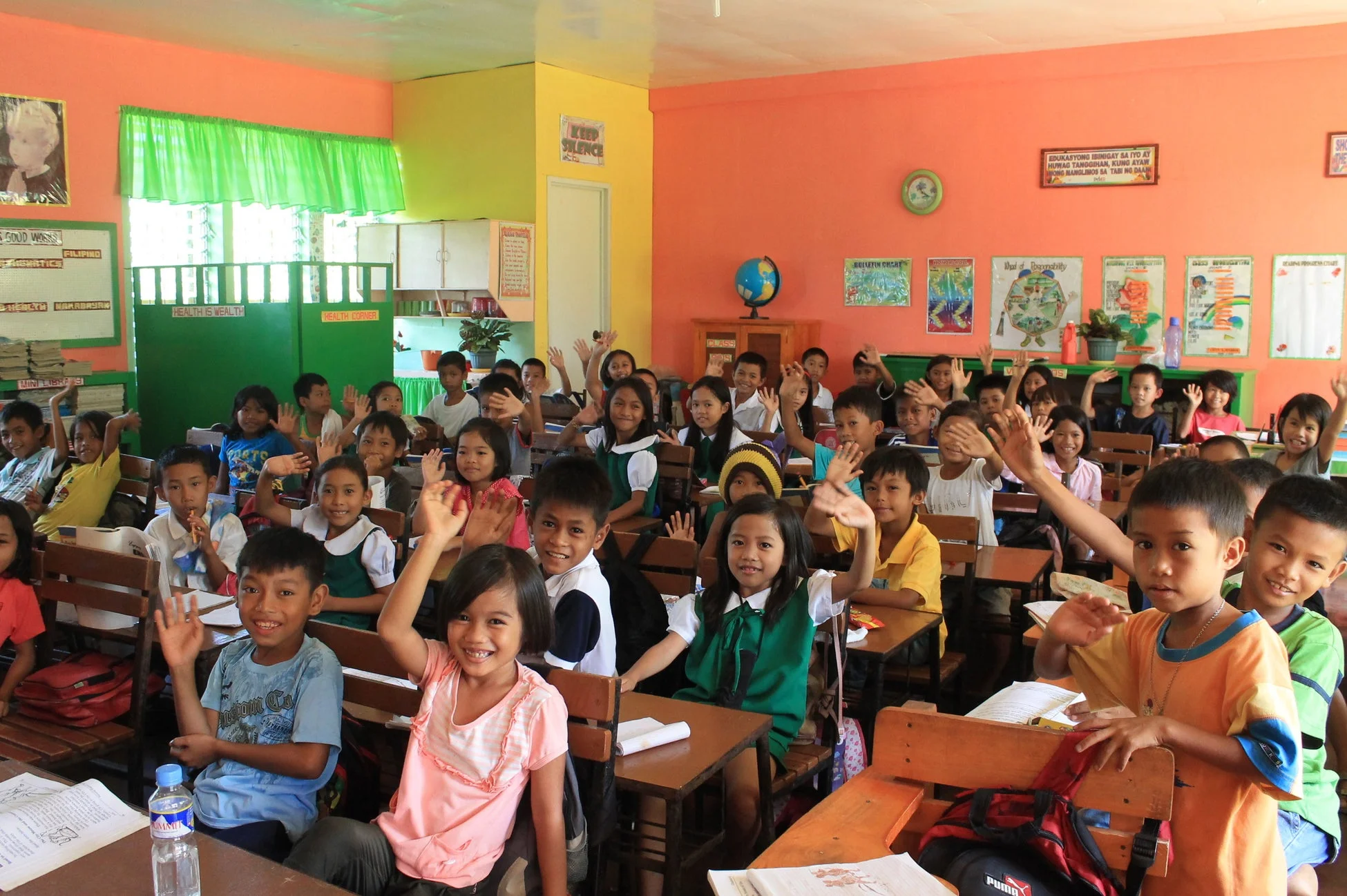 教室で学ぶ子どもたち