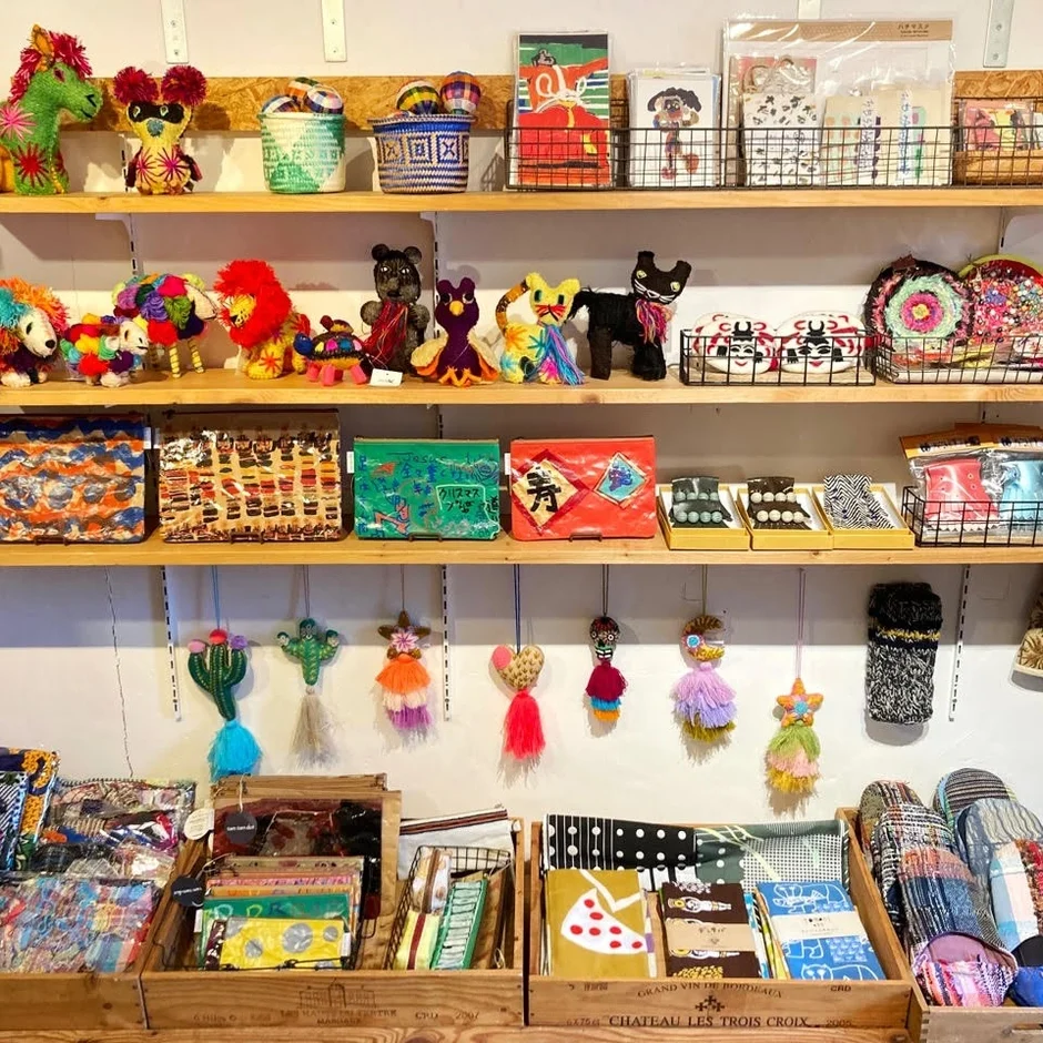 カラフルな手作りの雑貨や民芸品が並ぶ店の棚