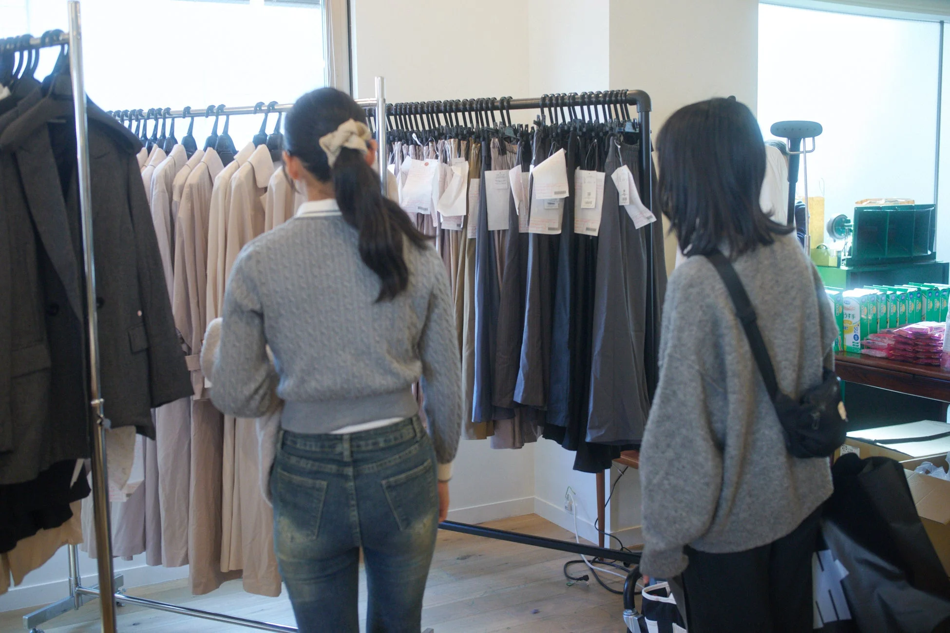 服を見ている女性たち