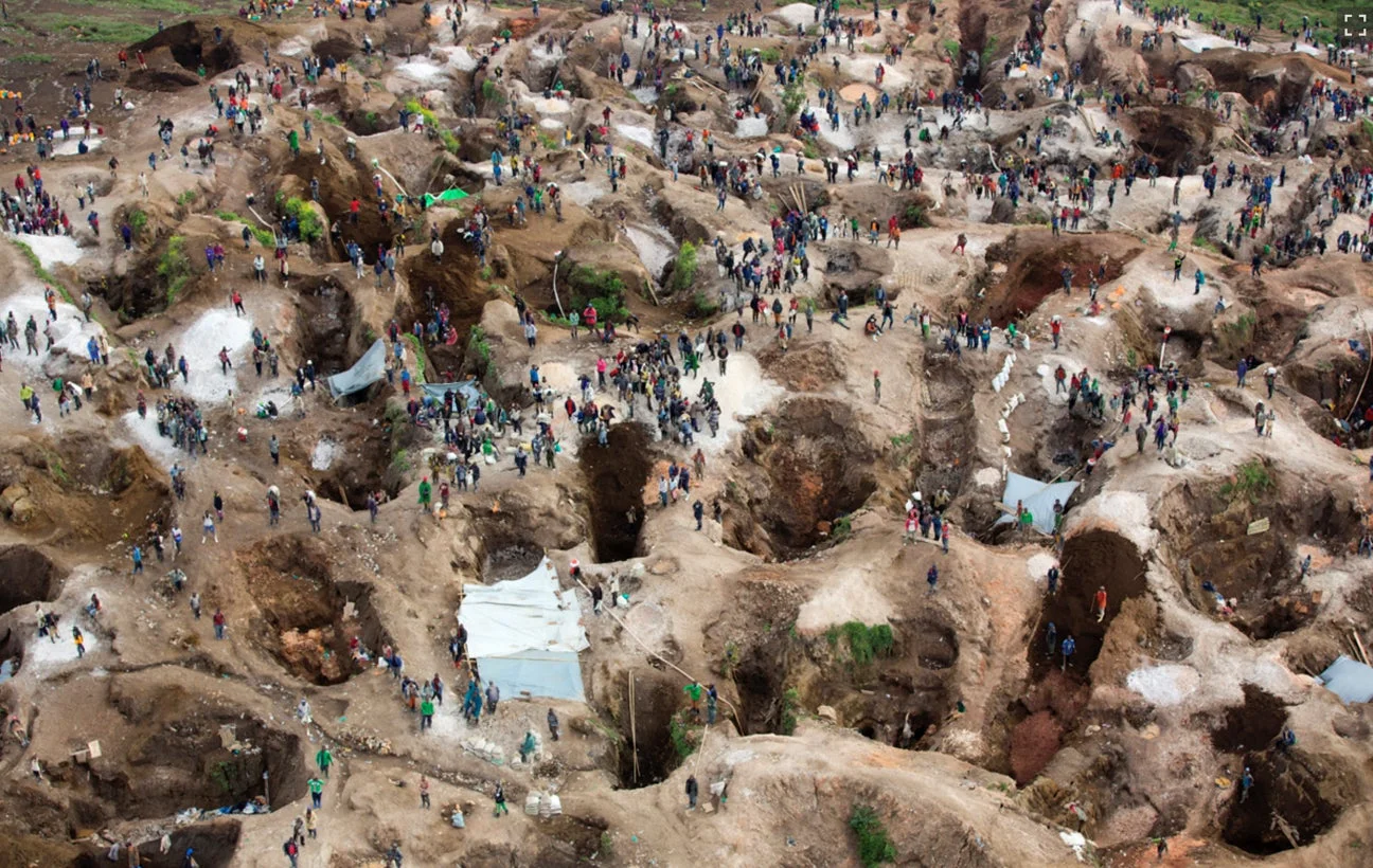 露天掘りの現場で働く人々