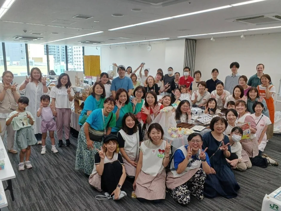 女性と子供たちの集合写真