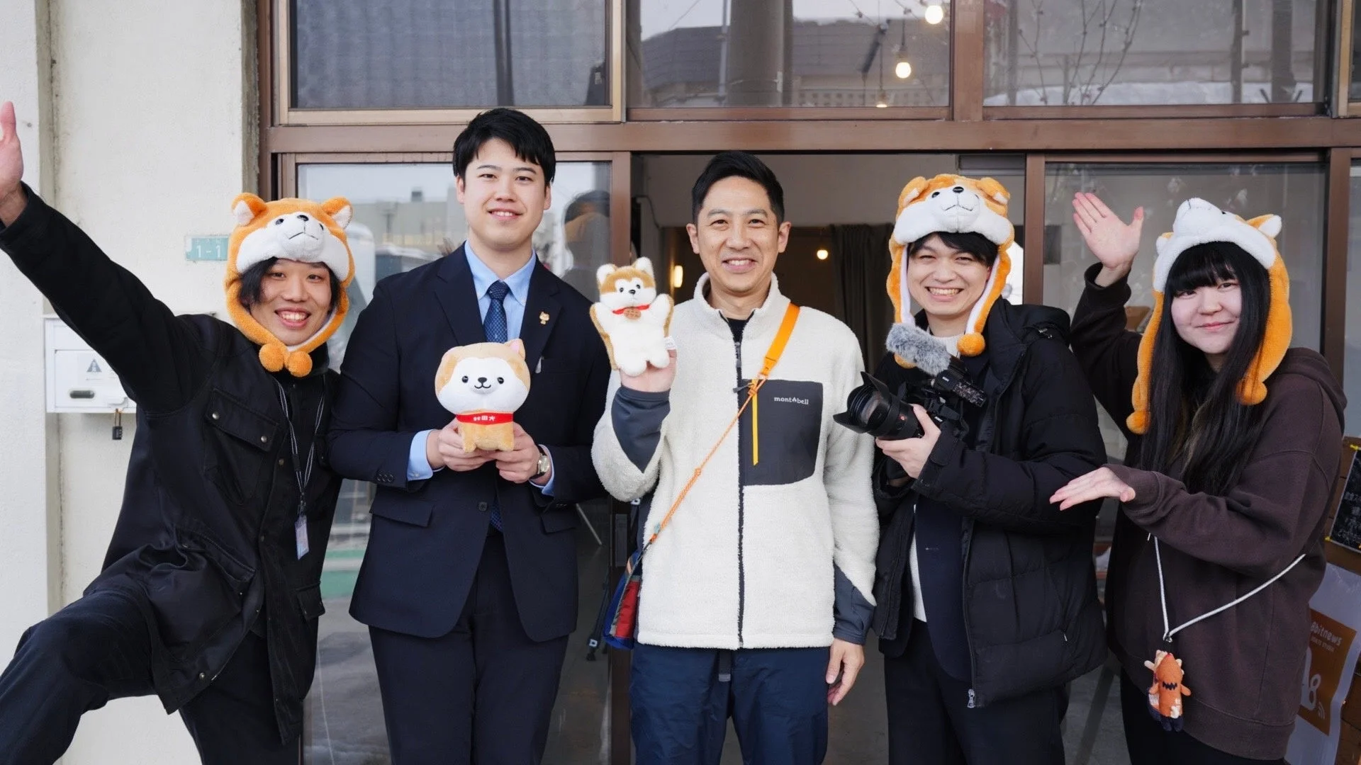 犬の帽子をかぶった人たちの集合写真