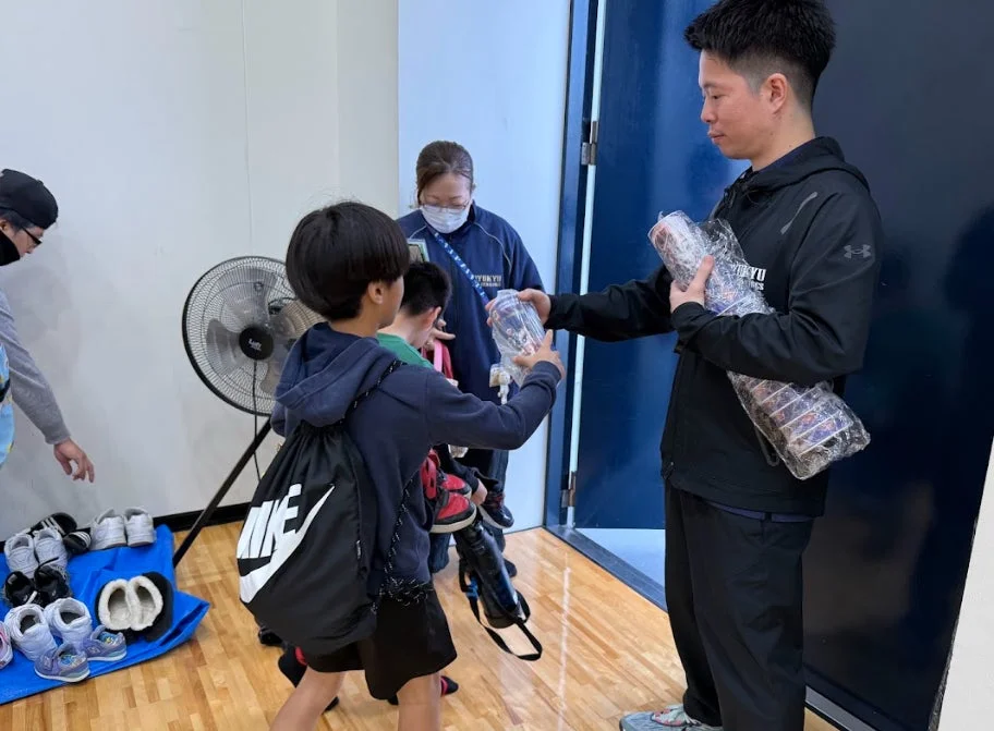 プレゼントを受け取る子どもたち